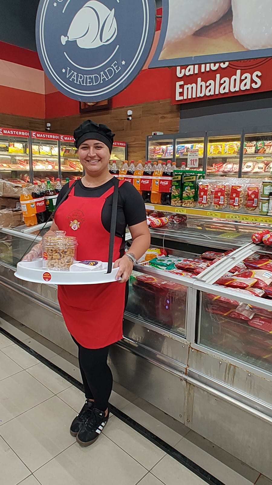 Promotora servindo Torresmo do Sertão em degustação de supermercado