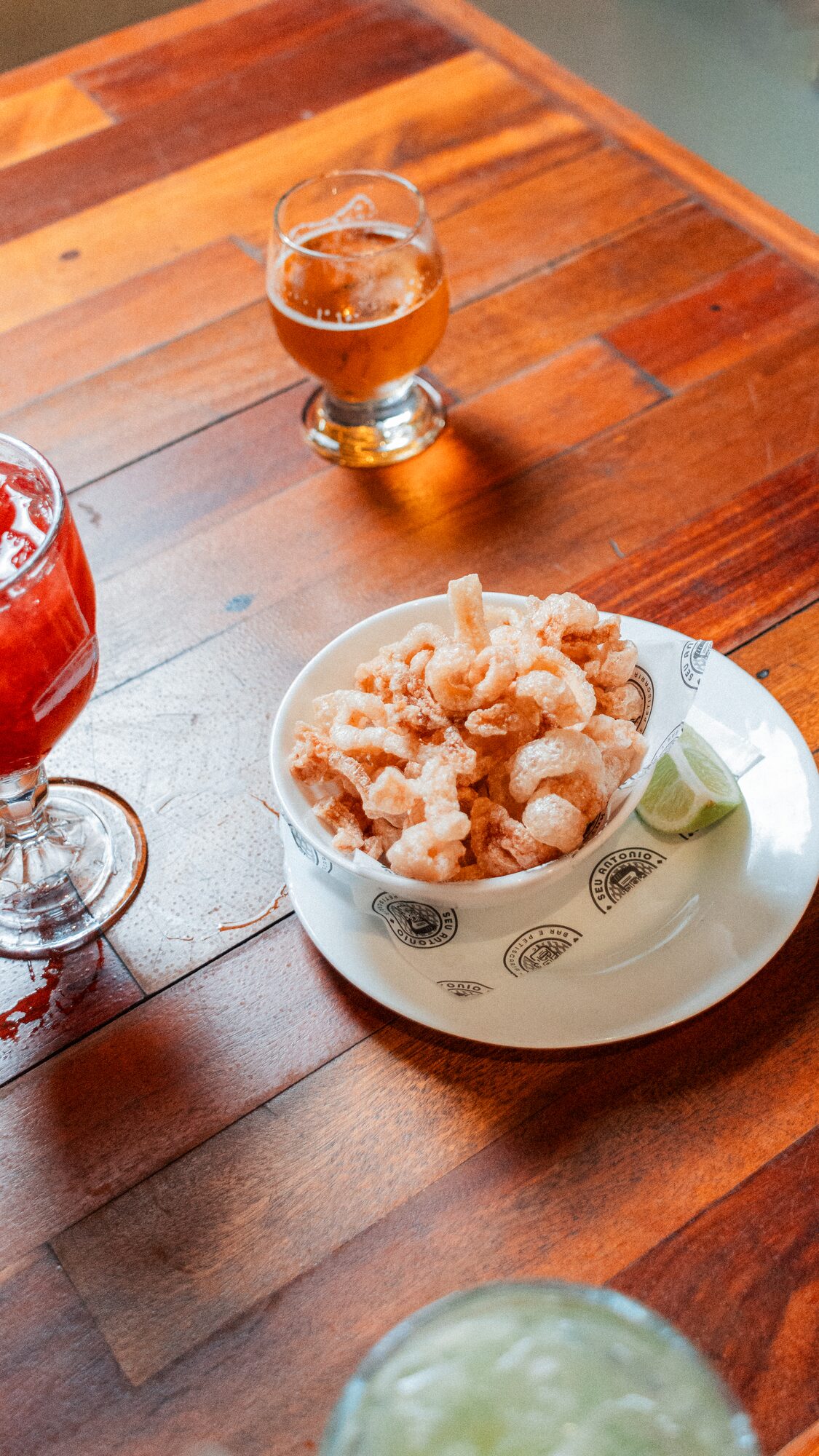 Torresmo do Sertão servido com cerveja gelada em um bar