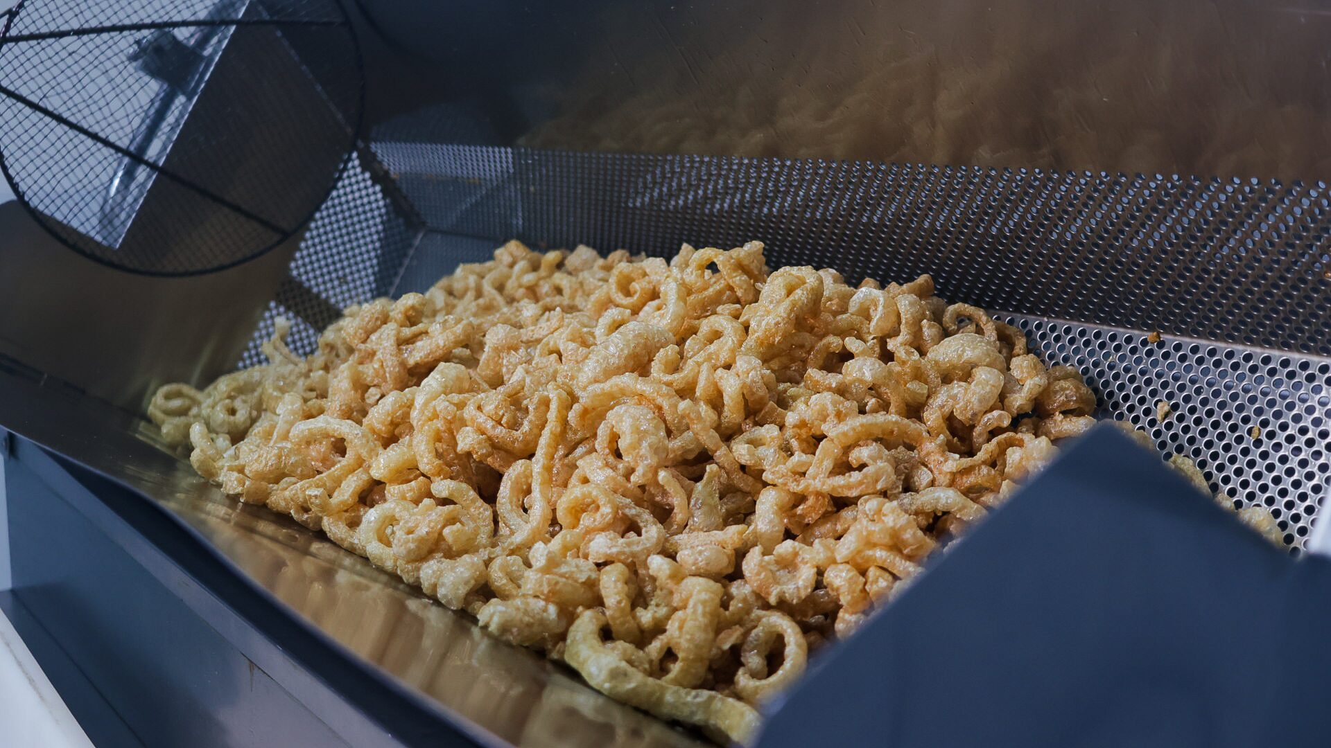 Fritadeira industrial da Torresmo do Sertão em operação