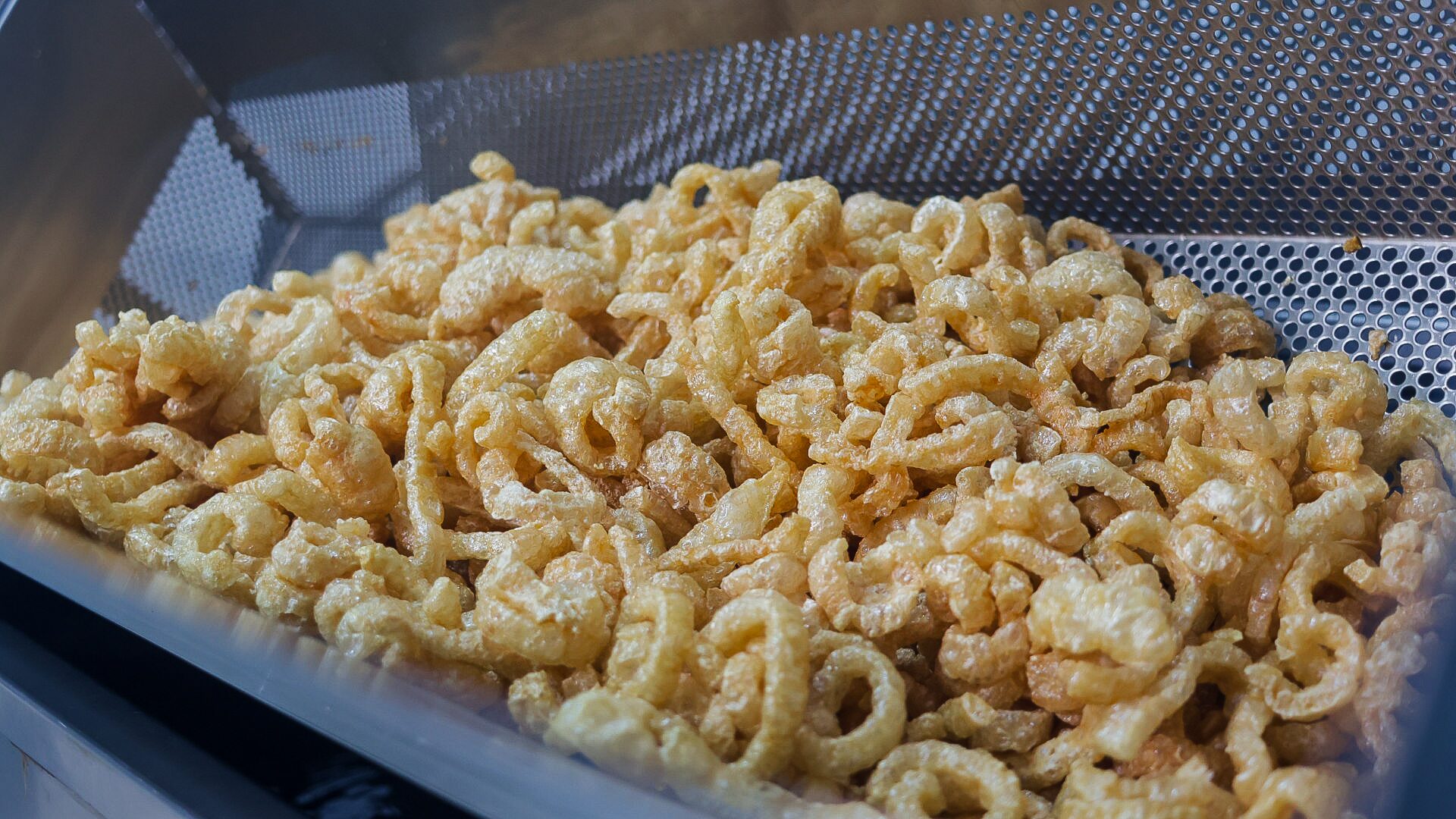 Processo de produção do torresmo na cozinha industrial