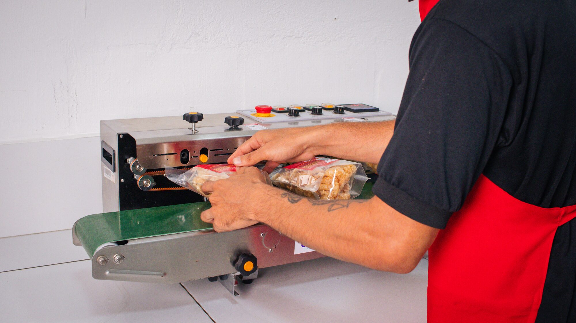 Seladora embalando os sachês de 60g do Torresmo do Sertão